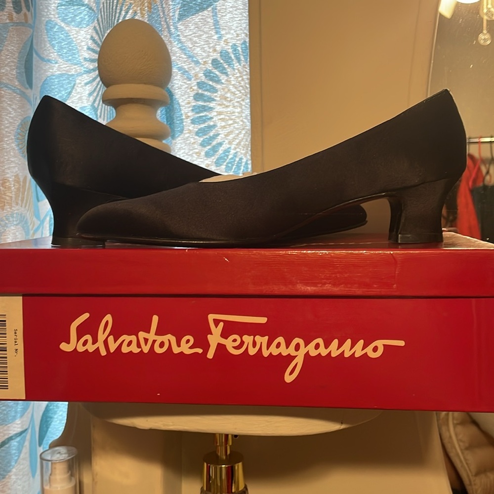 Salvatore Ferragamo black sateen  shoes sz 7 AAA - Picture 3 of 4